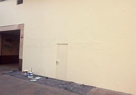 Imagen de la fachada pintada sobre la que se situaba el mural de Nevenka Fernández.