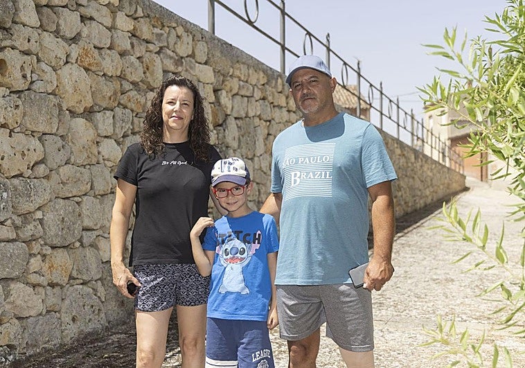Zulima Melgar y César Herrero con su hijo José Ramón en Barruelo del Valle