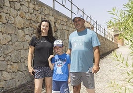 Zulima Melgar y César Herrero con su hijo José Ramón en Barruelo del Valle