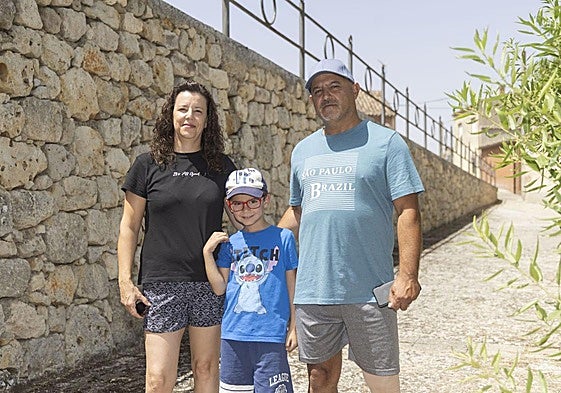 Zulima Melgar y César Herrero con su hijo José Ramón en Barruelo del Valle