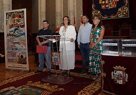 La presidenta de la Diputación, con el diputado Fran Pérez, flanqueados por Alberto Abascal y Josune Olano.