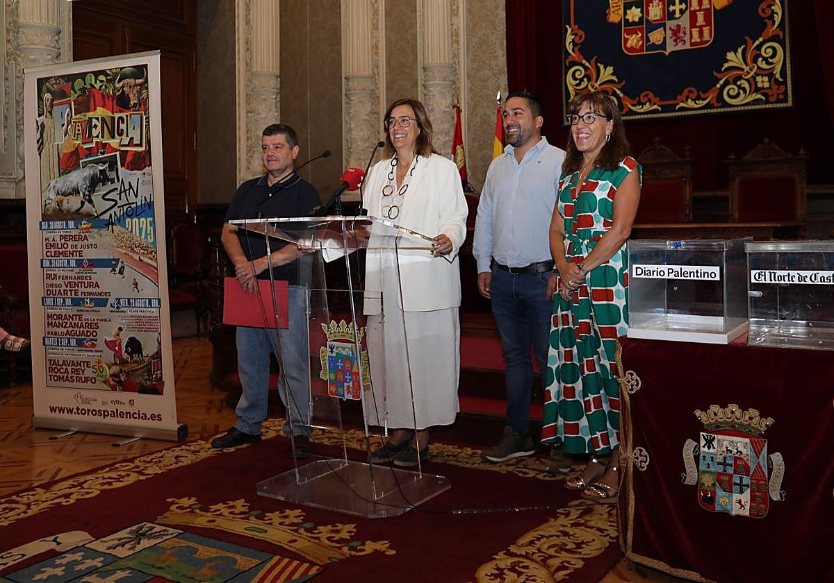La presidenta de la Diputación, con el diputado Fran Pérez, flanqueados por Alberto Abascal y Josune Olano.