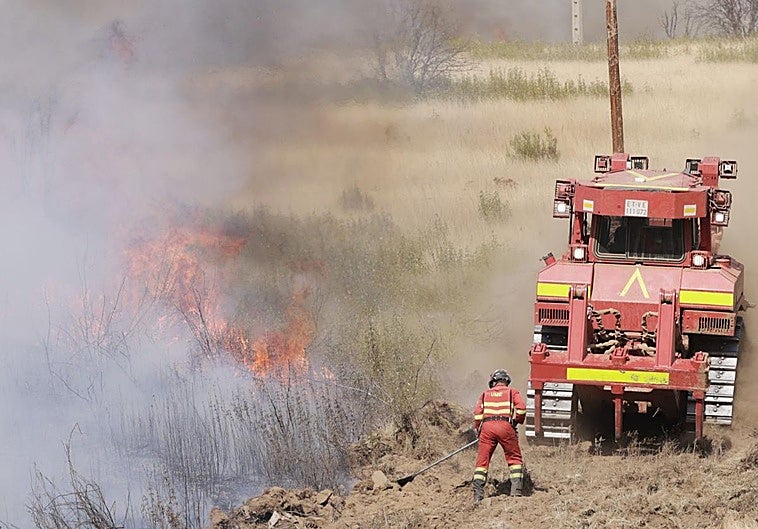 La UME sofocando el incendio en Abejera, Zamora