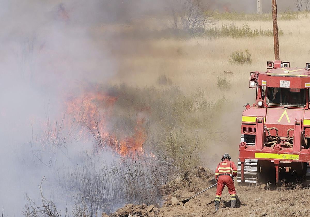 Zamora afronta el quinto día de lucha contra el fuego con las miradas puestas en Sanabria