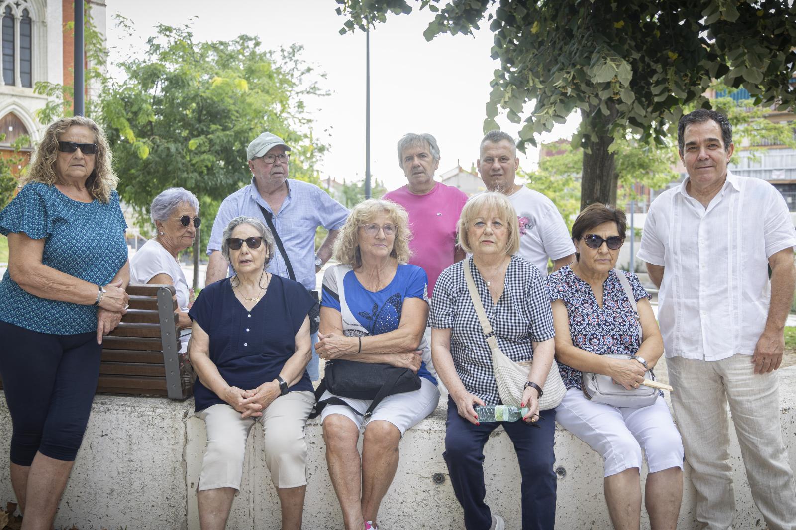 Vecinos de Pilarica posan juntos en la Plaza Rafael Cano.