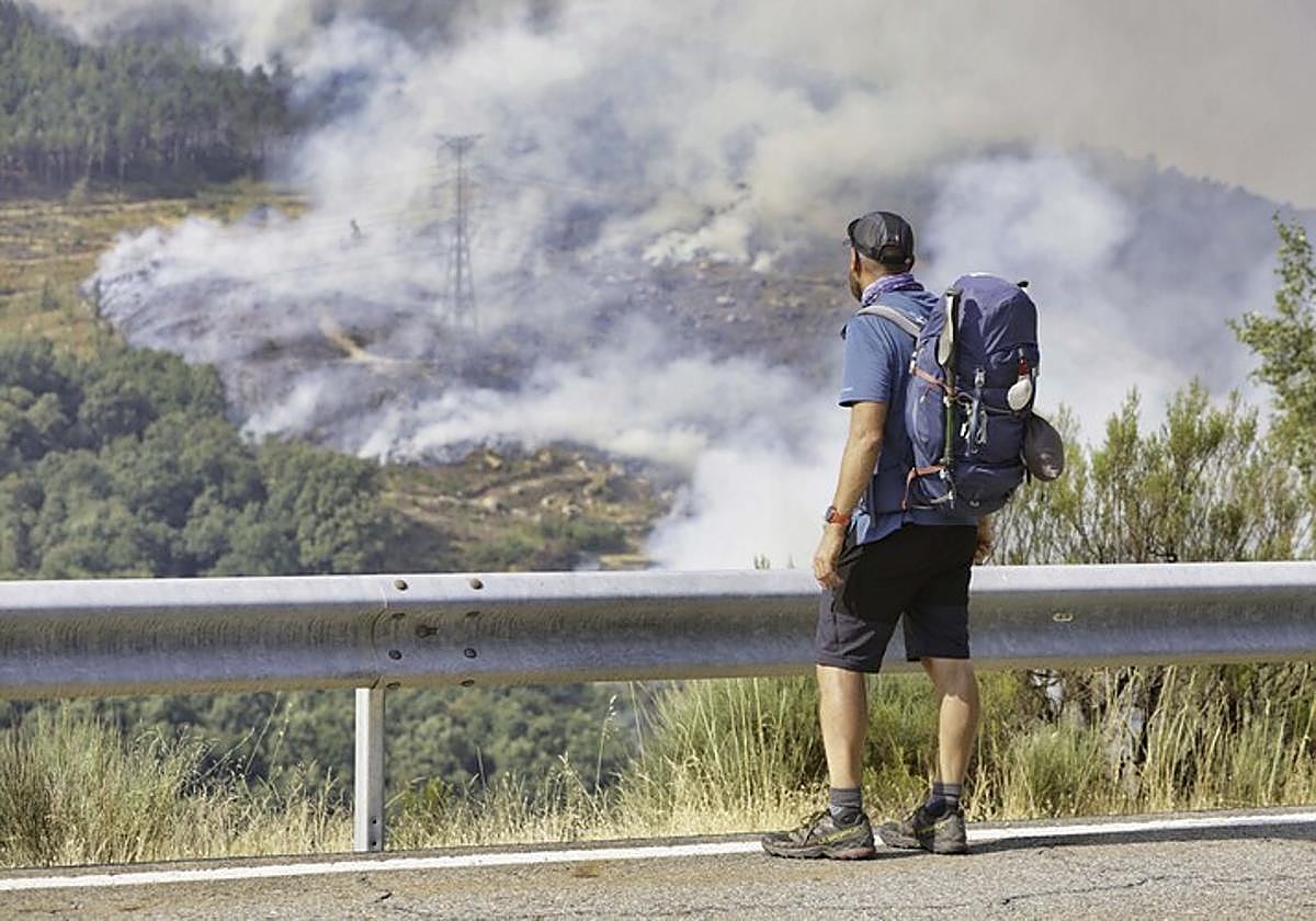 Imagen del incendio en la zona de Sanabría desde un helicóptero de los servicios de extinción.