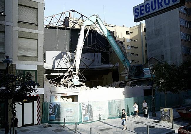 Derribo de los cines Coca, en agosto de 2015, hace justo veinte años.