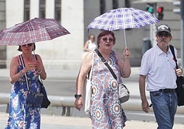 Los vallisoletanos buscan lugares de sombra en plena ola de calor.