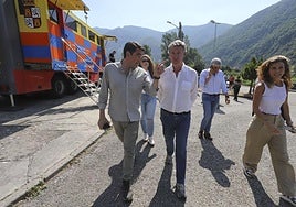 Suárez-Quiñones, ayer acompañando a Feijóo en la visita al puesto de mando avanzado de Palacios del Sil