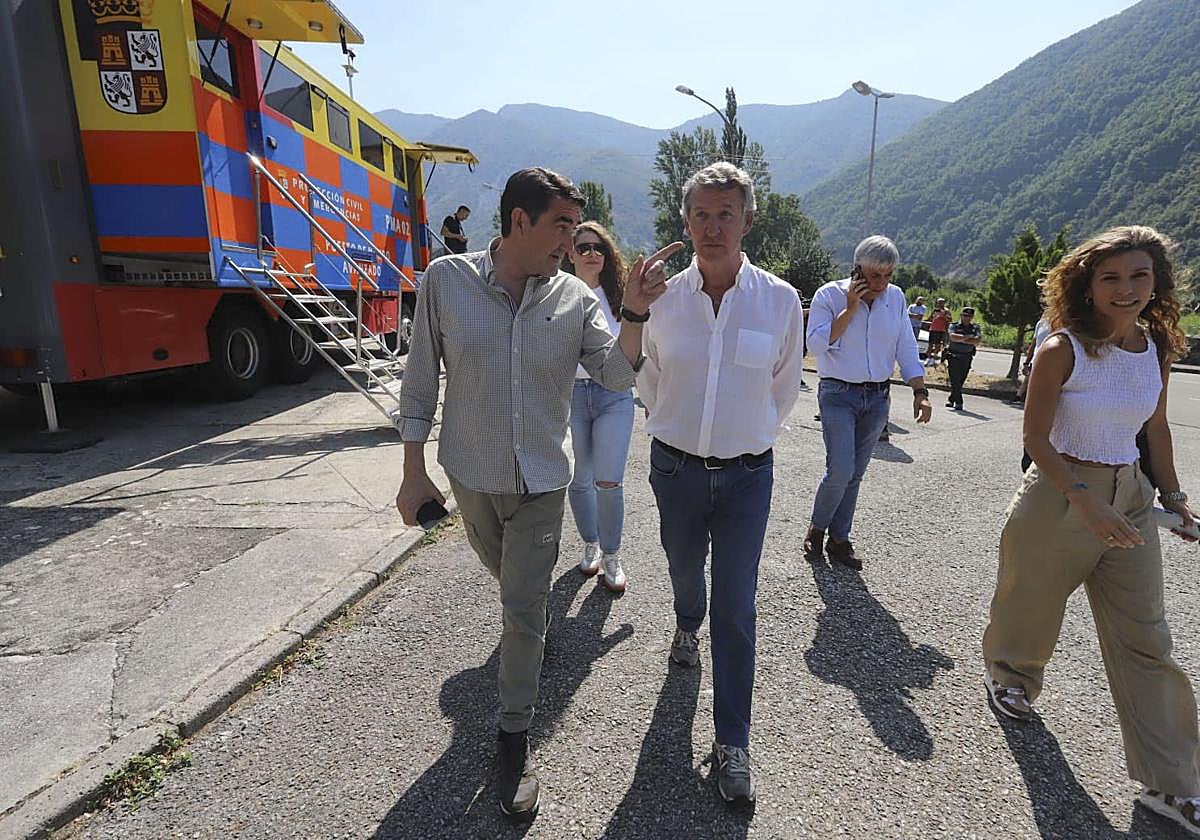 Suárez-Quiñones, ayer acompañando a Feijóo en la visita al puesto de mando avanzado de Palacios del Sil