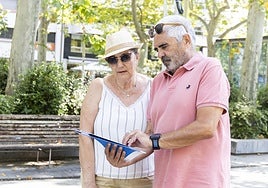 Los vallisoletanos Jesús Mato y María Teresa Alonso consultan las actividades turísticas para pasar el festivo en Valladolid.