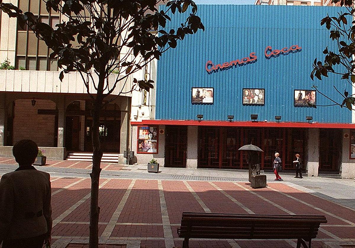 Fachada de los cines Coca, en la plaza de Martí y Monsó, el 17 de mayo del año 2000.