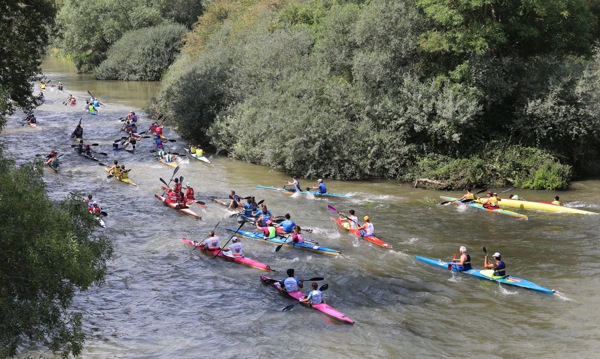 Los piragüistas no fallan a su cita anual con Alar del Rey