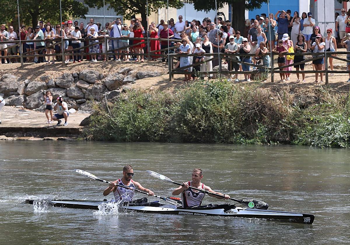 El público aplaude a los ganadores del K-2 masculino, Miguel Llorens y Abel García.
