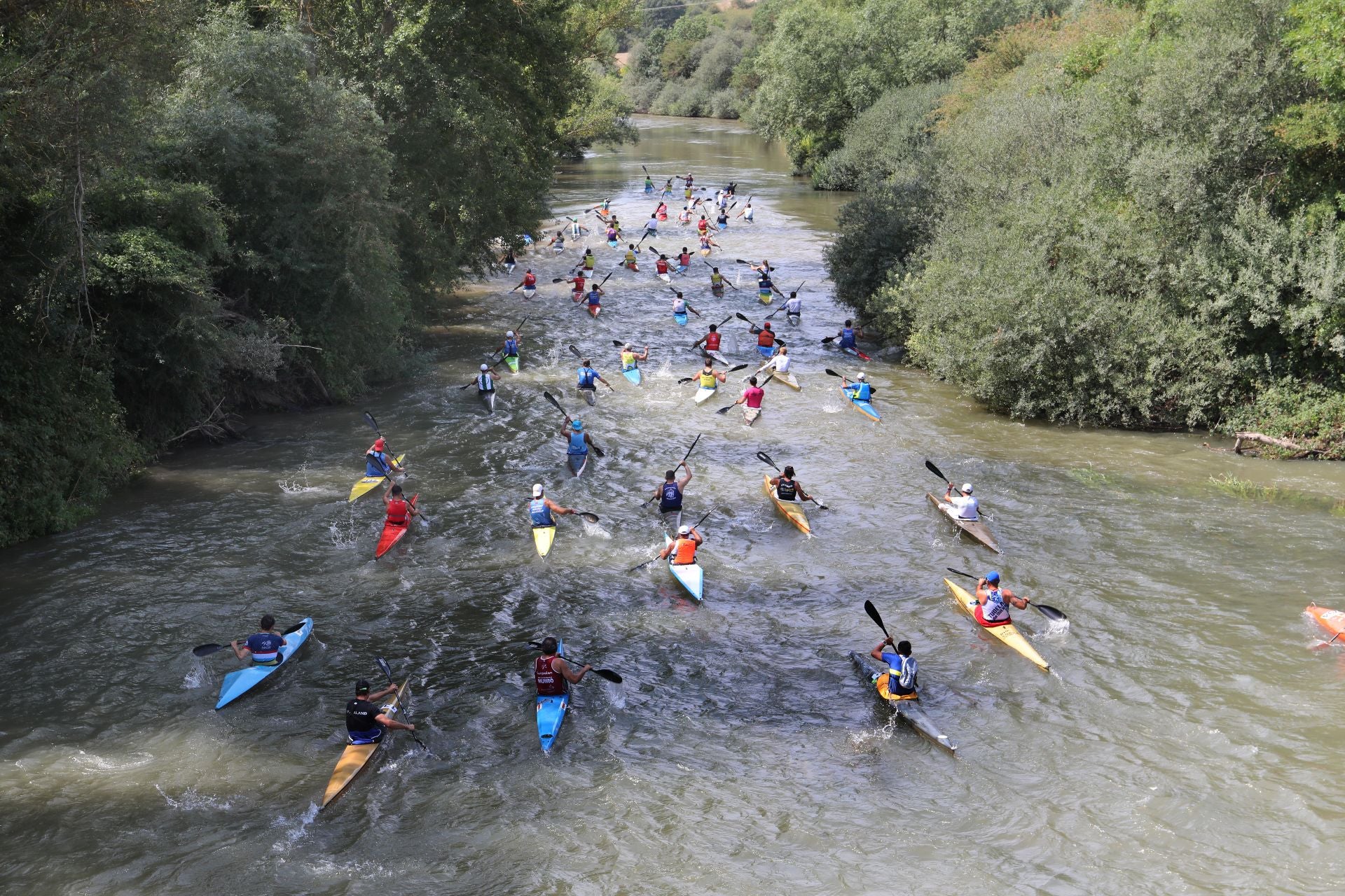 Los piragüistas no fallan a su cita anual con Alar del Rey