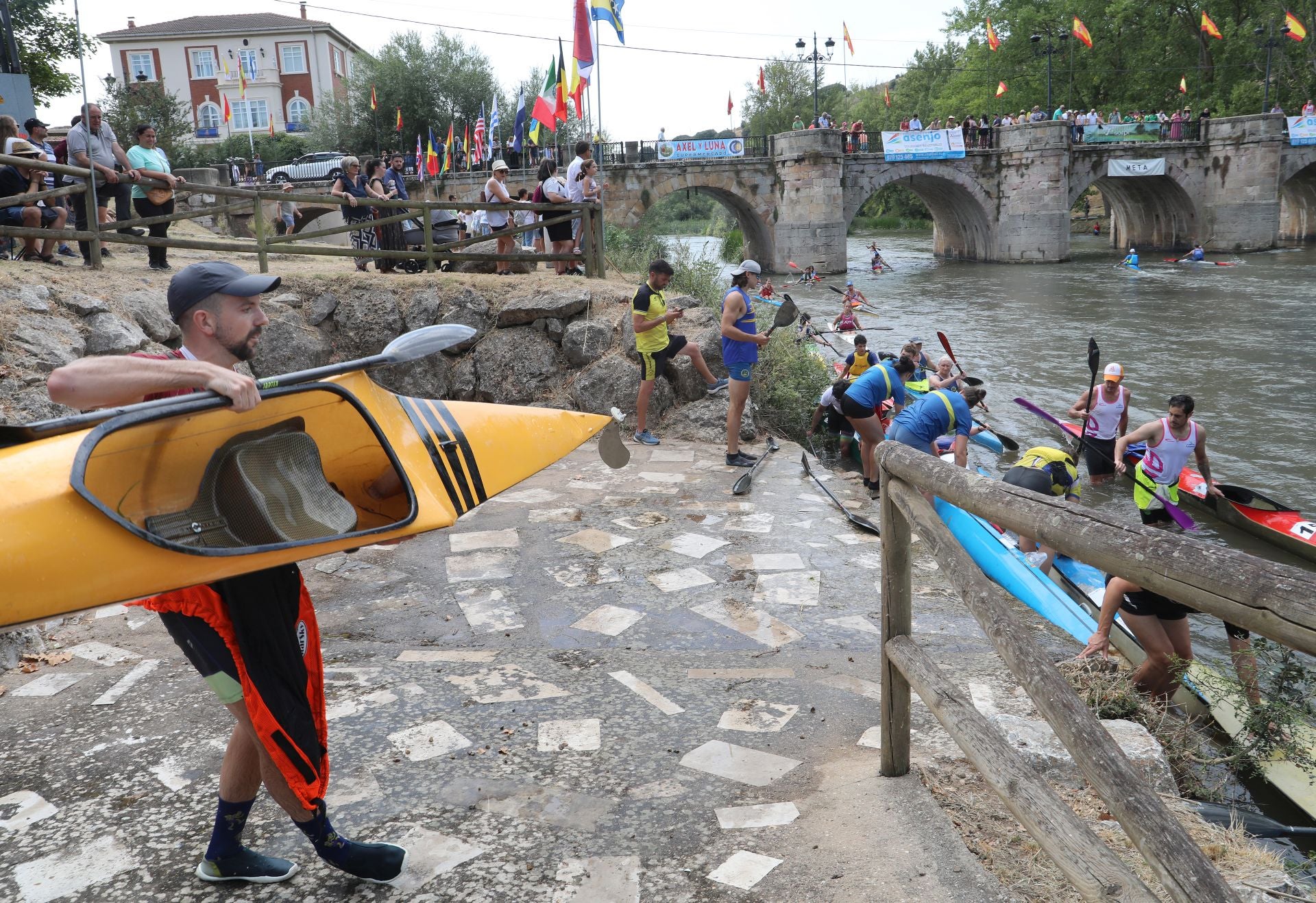 Los piragüistas no fallan a su cita anual con Alar del Rey