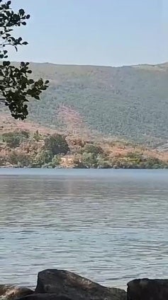 Un hidroavión recoge agua del Lago de Sanabria