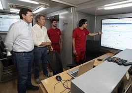 Mañueco y Feijóo, en su visita al puesto de mando avanzado en Palacios del Sil.