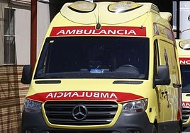 Herido tras caer en un turismo una rueda de repuesto de un camión