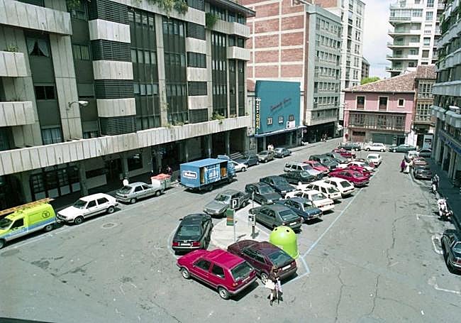 La plaza de Martí y Monsó, antes de su peatonalización (tuvo lugar en 1996), con los cines al fondo.