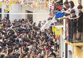 El chúndara avanza por la calle Derecha Al Coso con saltos y cánticos.