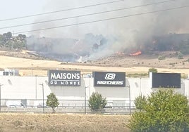 Humo y llamas en la zona afectada.
