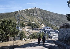 Al fondo, el alto de Guarramillas visto desde los alrededores de las pistas de Navacerrada.