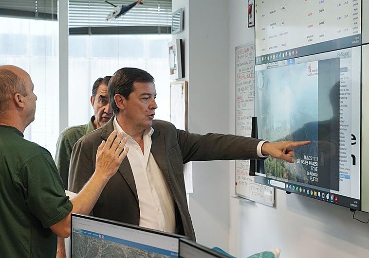 Mañueco, en el puesto de mando de Valladolid durante el seguimiento de los incendios.