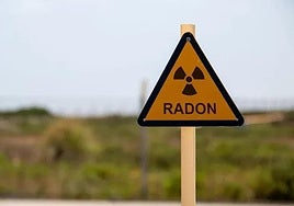 Una señal que advierte de la exposición al gas radón en una zona al aire libre.