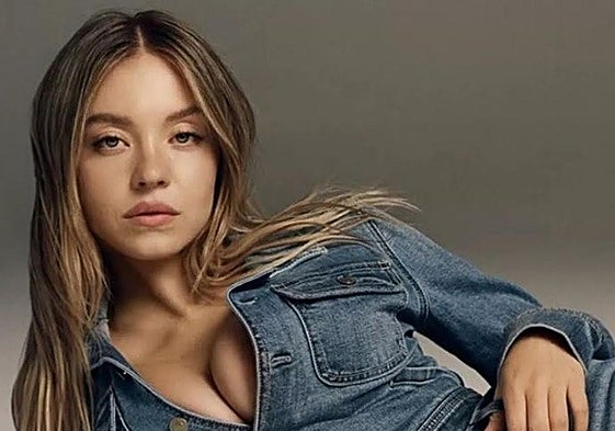 La modelo y la camisa de la marca.