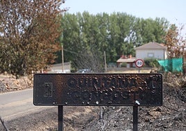 Cartel de acceso al municipio de Quintana Congosto, en León.