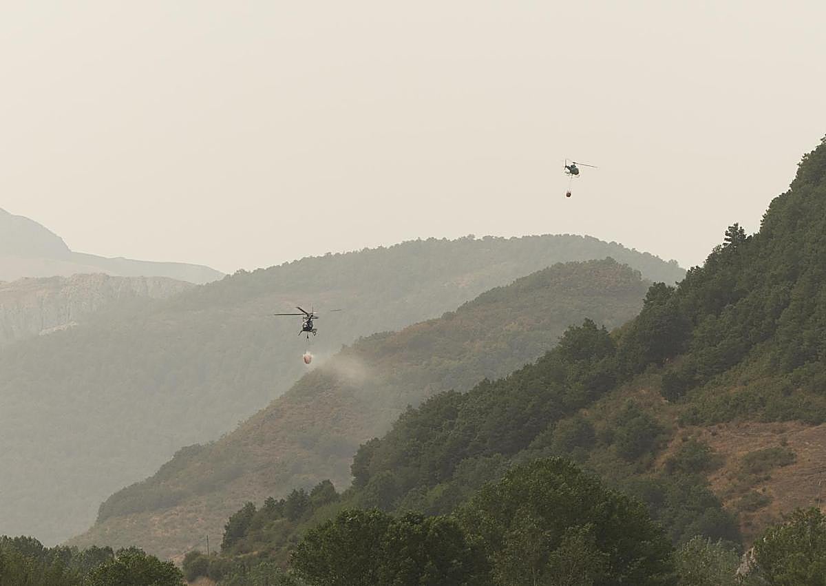 Imagen secundaria 1 - Labores de extinción en el foco de La Uña, con los helicópteros descargando con agua que han recogido en Riaño.