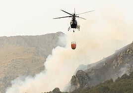 Helicópteros de extinción de incendios cargando agua en el embalse de Riaño para el incendio de la Uña
