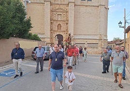 El mayordomo, Isidoro Margareto, con su sobrino Juan, abrió la procesión de Rioseco