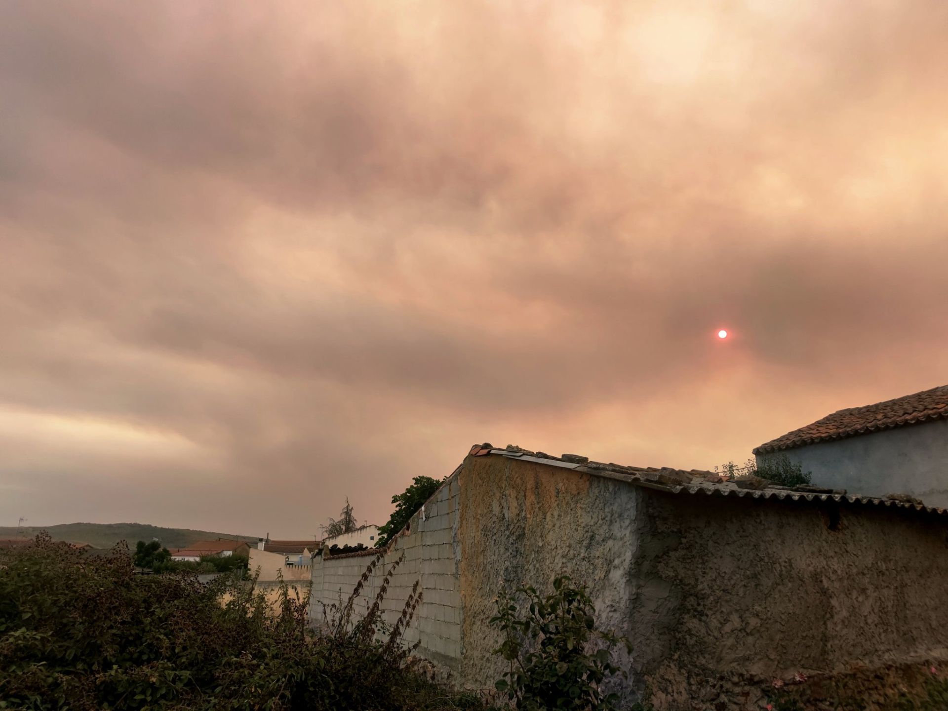 El cielo de Zamora, con el sol enrojecido por el humo proviniente de los incendios, este viernes.