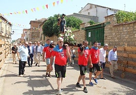 Procesión con San Roque por el recorrido de los encierros en Torquemada.