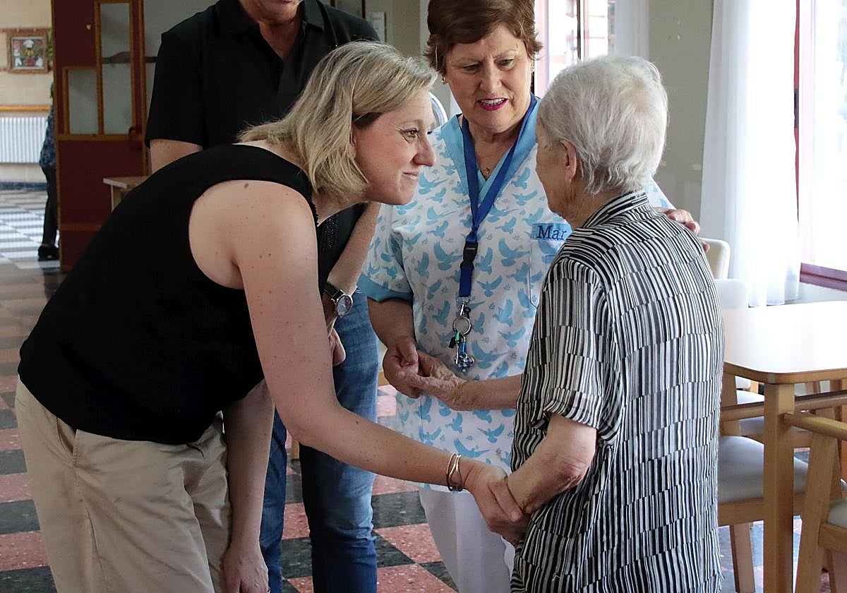 La consejera de Familia, Isabel Blanco, visita la residencia de mayores de Villa de Alija.