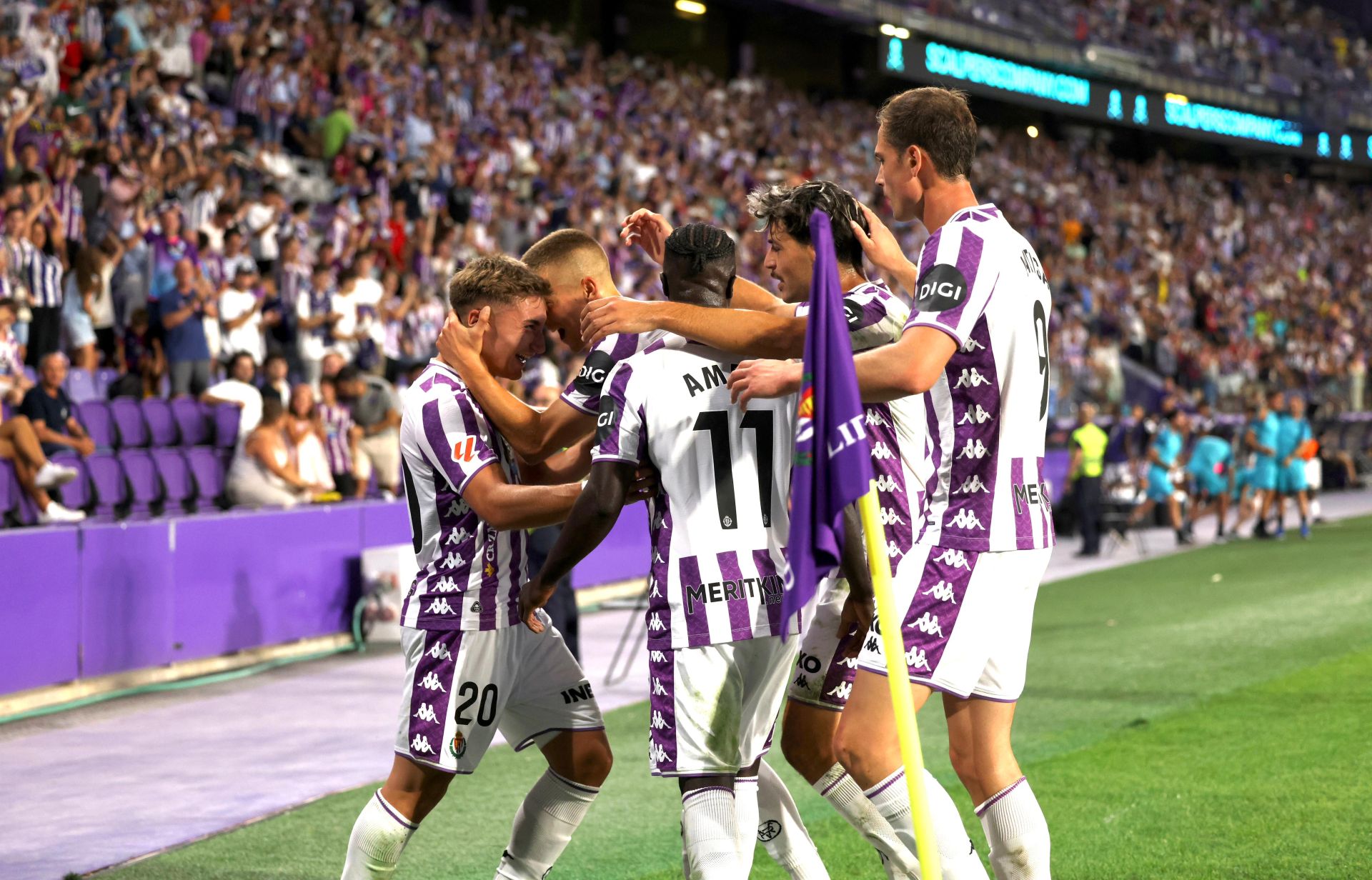 Los blanquivioleta celebran el primer tanto.