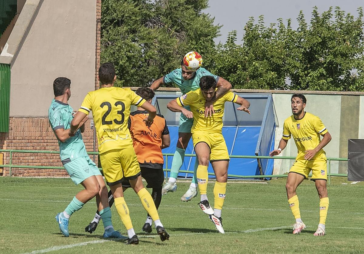 Álex Castro remata de cabeza un saque de esquina frente al CDA Navalcarnero.