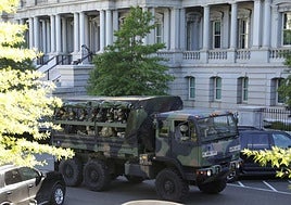 Vehículos militares transportan miembros de la Guardia Nacional, en Washington.