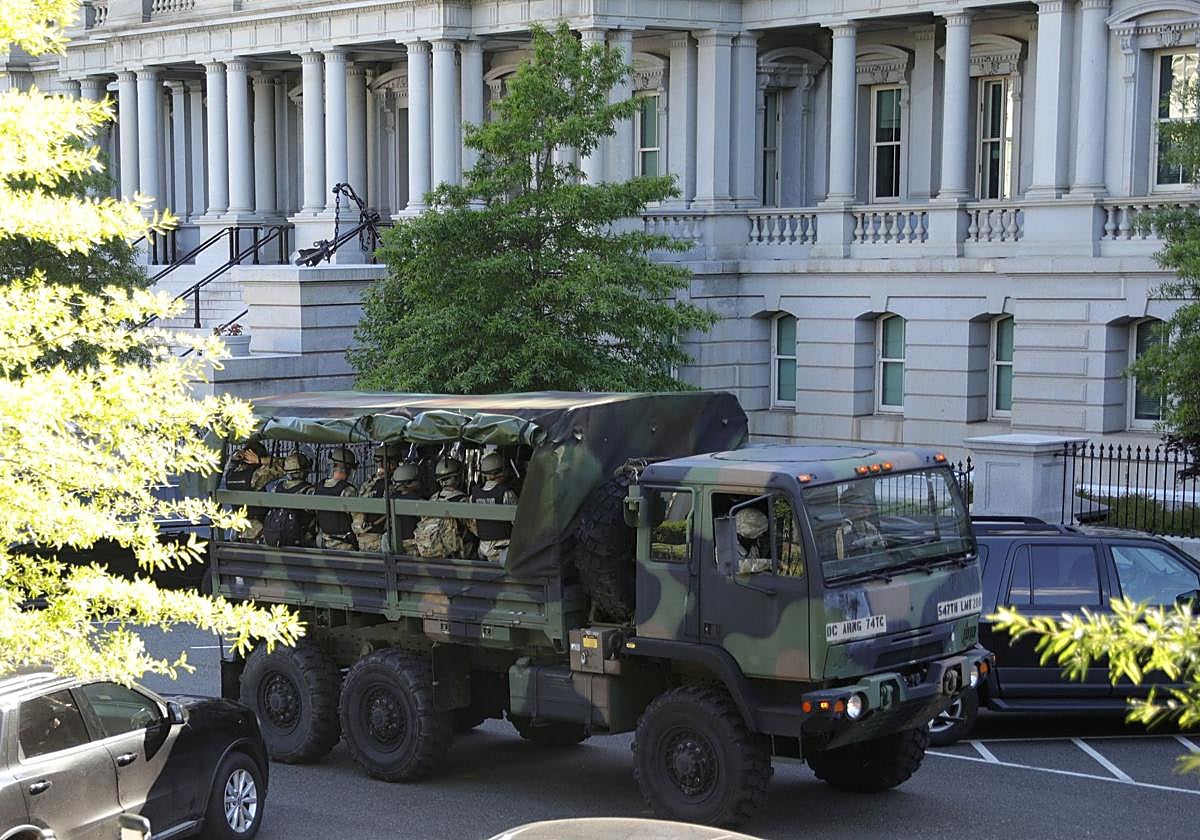 Vehículos militares transportan miembros de la Guardia Nacional, en Washington.
