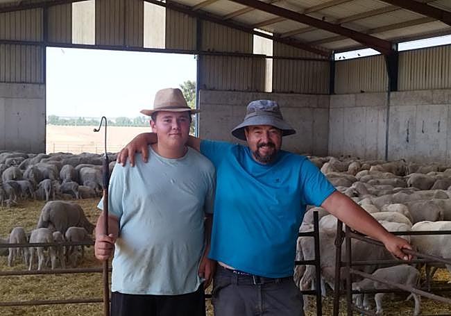 Rubén Jiménez con su hijo Erik en su majada de Carpio