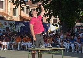 Uno de los participantes demuestra su habilidad y destreza con el porrón.