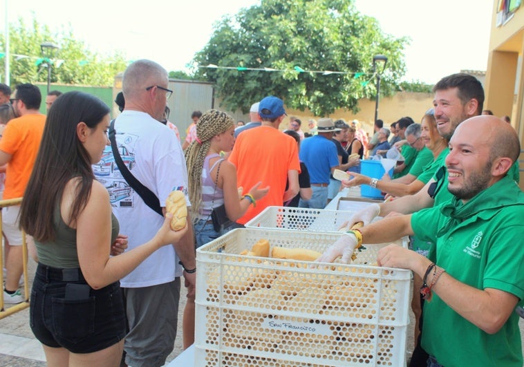 Villamuriel de Cerrato reparte pan, queso y vino con motivo de San Roque