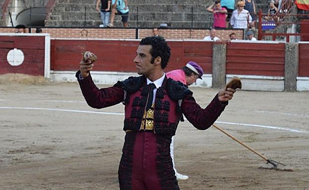 Morenito de Aranda exhibe sus trofeos.