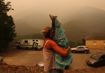 Rescatan la imagen de la Virgen de la iglesia de Lusio para evitar que se destruya por el fuego
