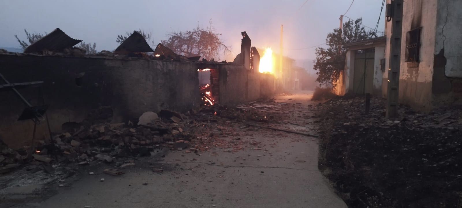 Las casas de San Pedro de Cansoles, pasto de las llamas