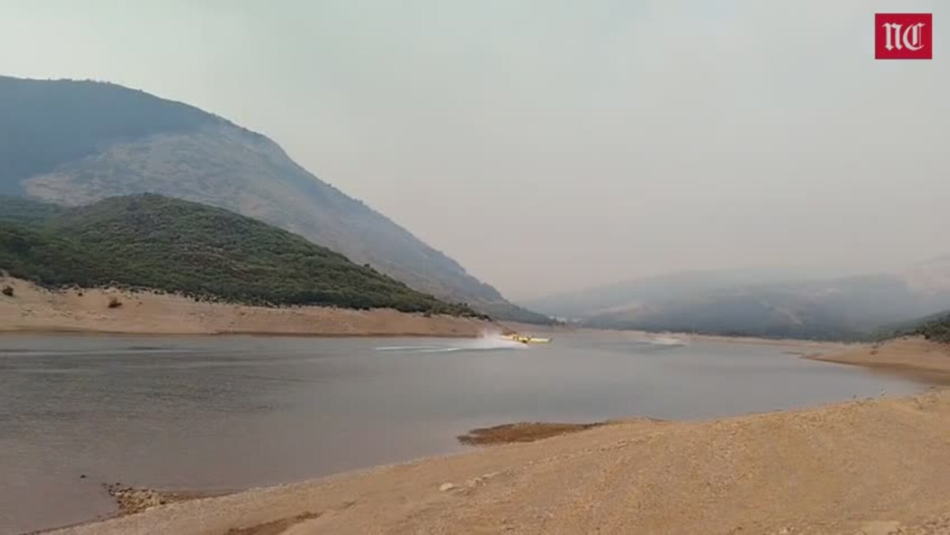 Las altas temperaturas avivan el incendio de León que amenaza Palencia
