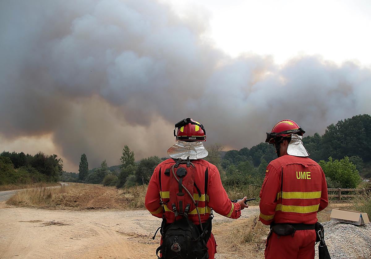 La pequeña población de Calaveras de Arriba amenazada por el fuego.