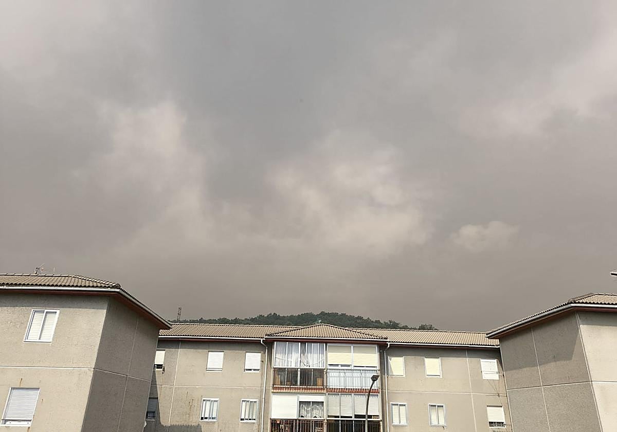 El incendio de León que amenaza Palencia se aviva con las altas temperaturas